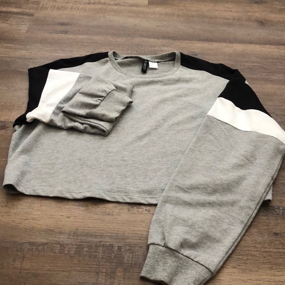 Midi long sleeve t-shirt.